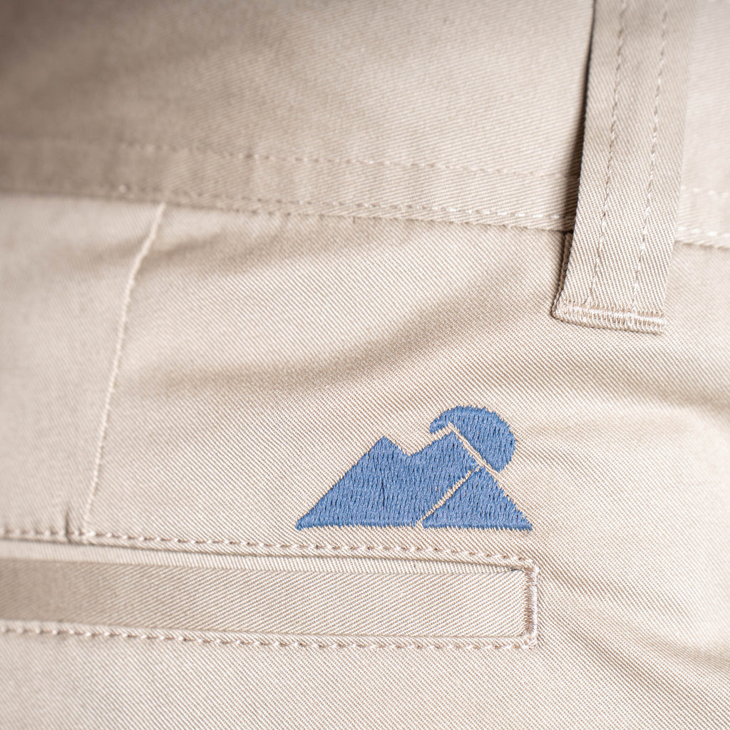 Charlotte Relax Chino Beige – Detailaufnahme Adele Bergzauber  Stickerei
