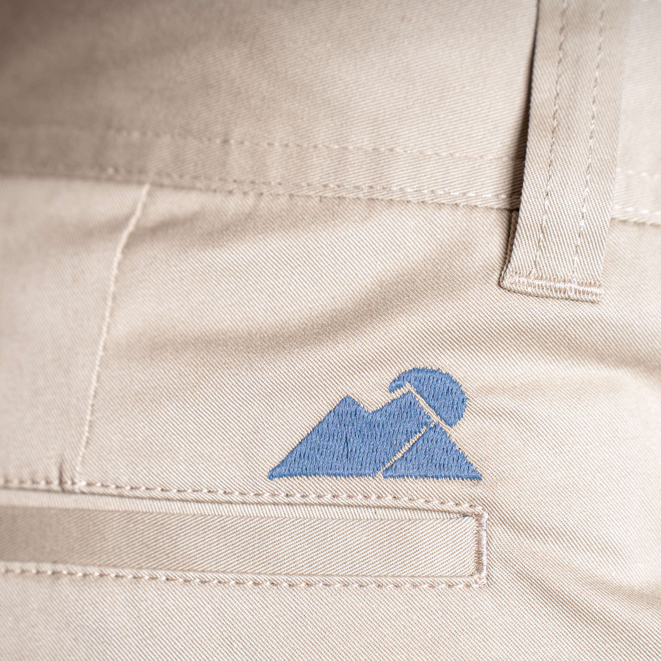 Charlotte Relax Chino Beige – Detailaufnahme Adele Bergzauber  Stickerei