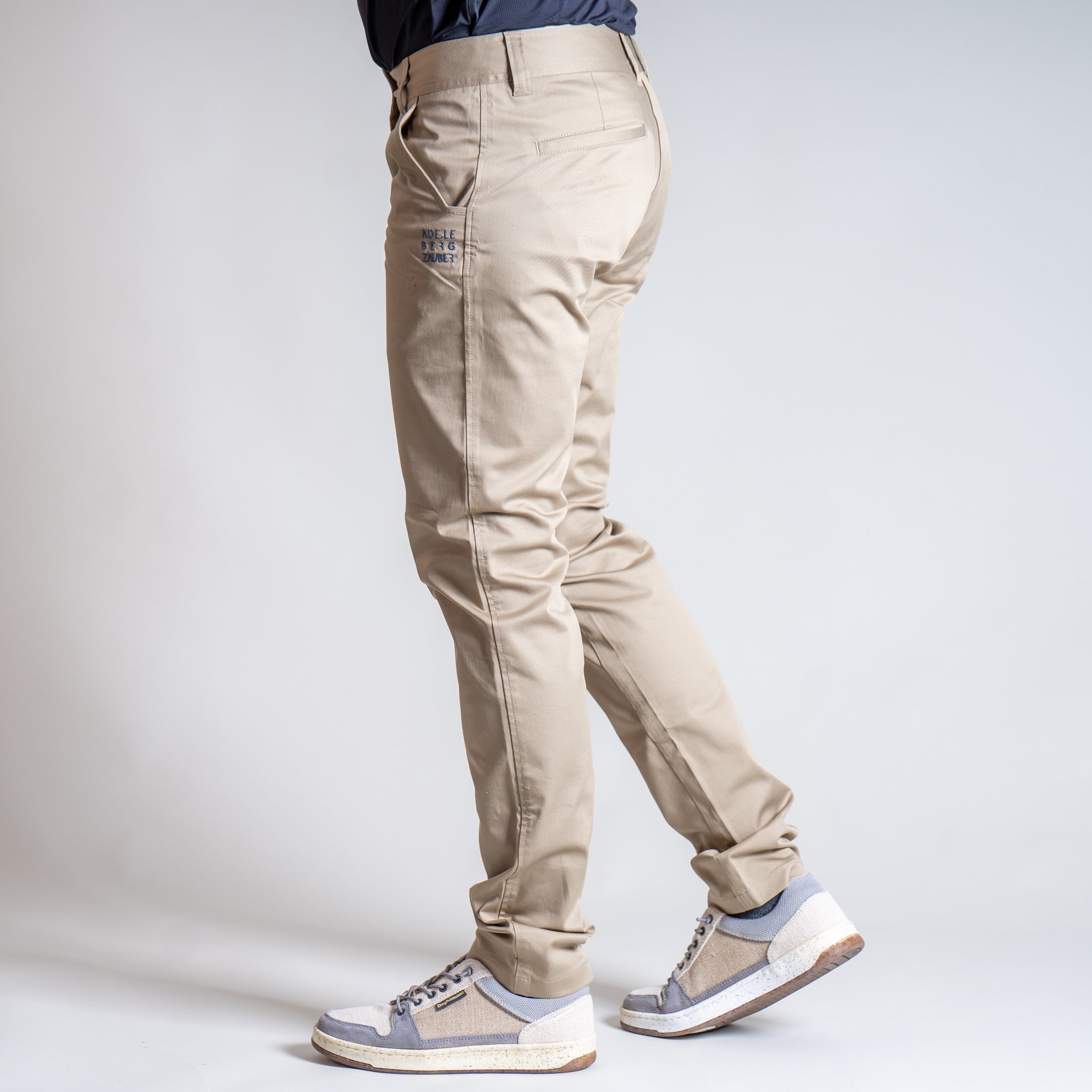 Charlotte Organic Relax Chino Beige – Seitenansicht Damenhose beige