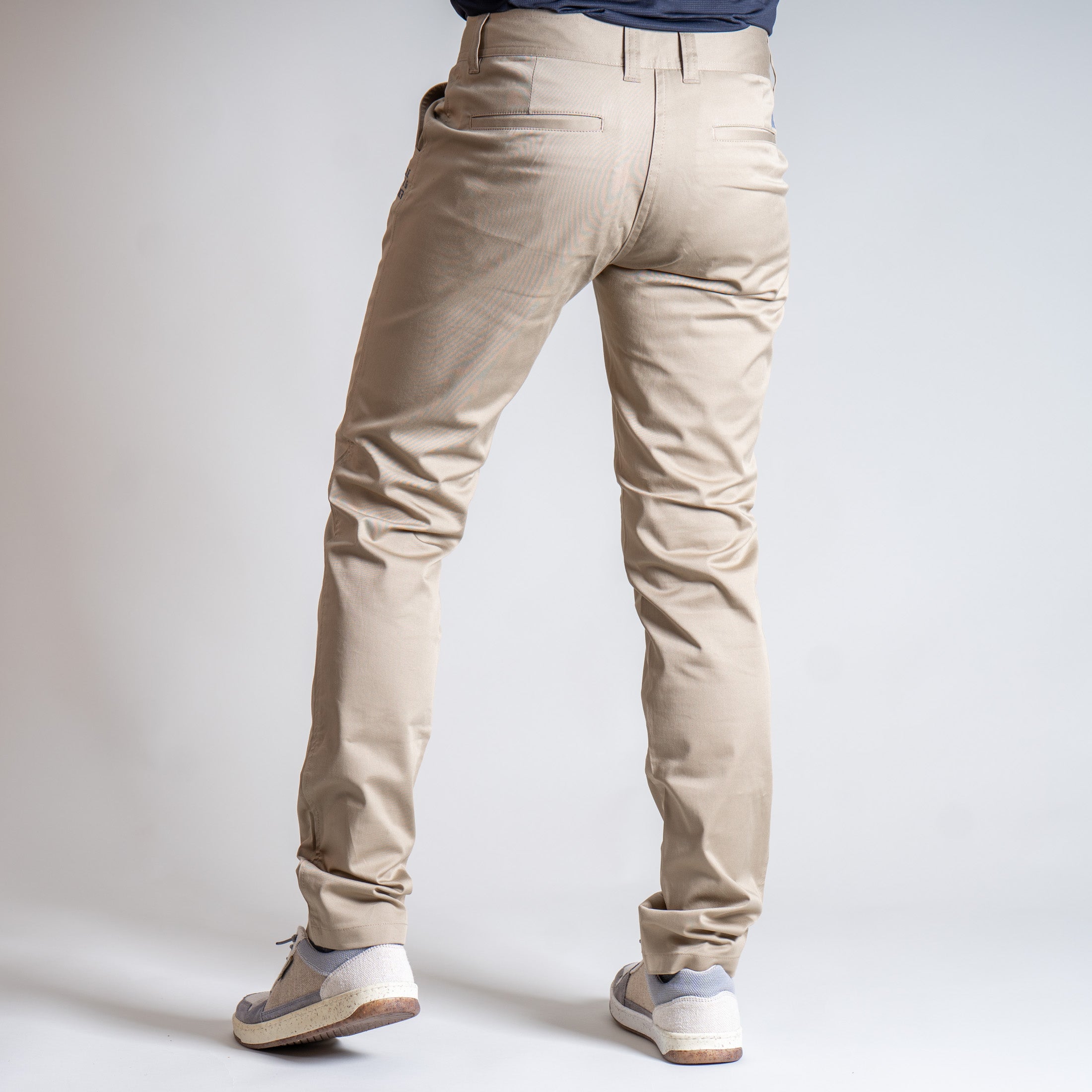Charlotte Relax Chino Beige – Hose mit schmalem Schnitt und Label
