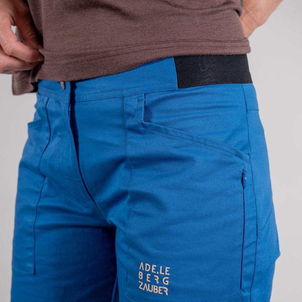 Julia Organic Climb & Relax Short Blau - Zip-Tasche und Logo Detail