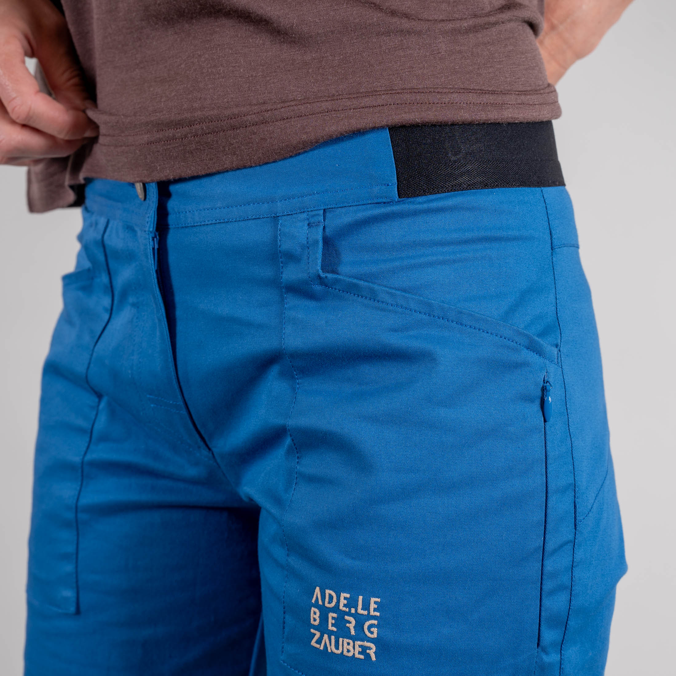 Julia Organic Climb & Relax Short Blau - Zip-Tasche und Logo Detail