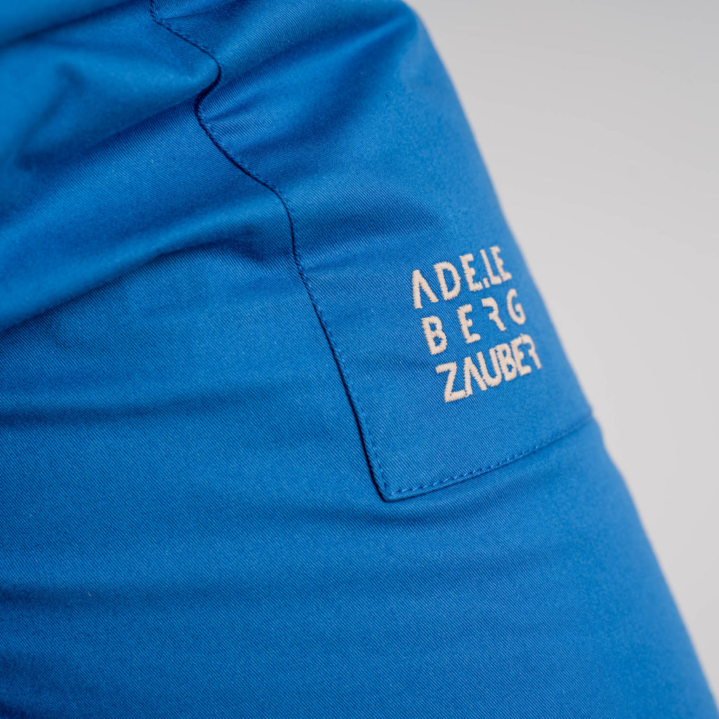 Julia Organic Climb & Relax Short Blau - Adele Bergzauber Stickerei auf Gesäßtasche