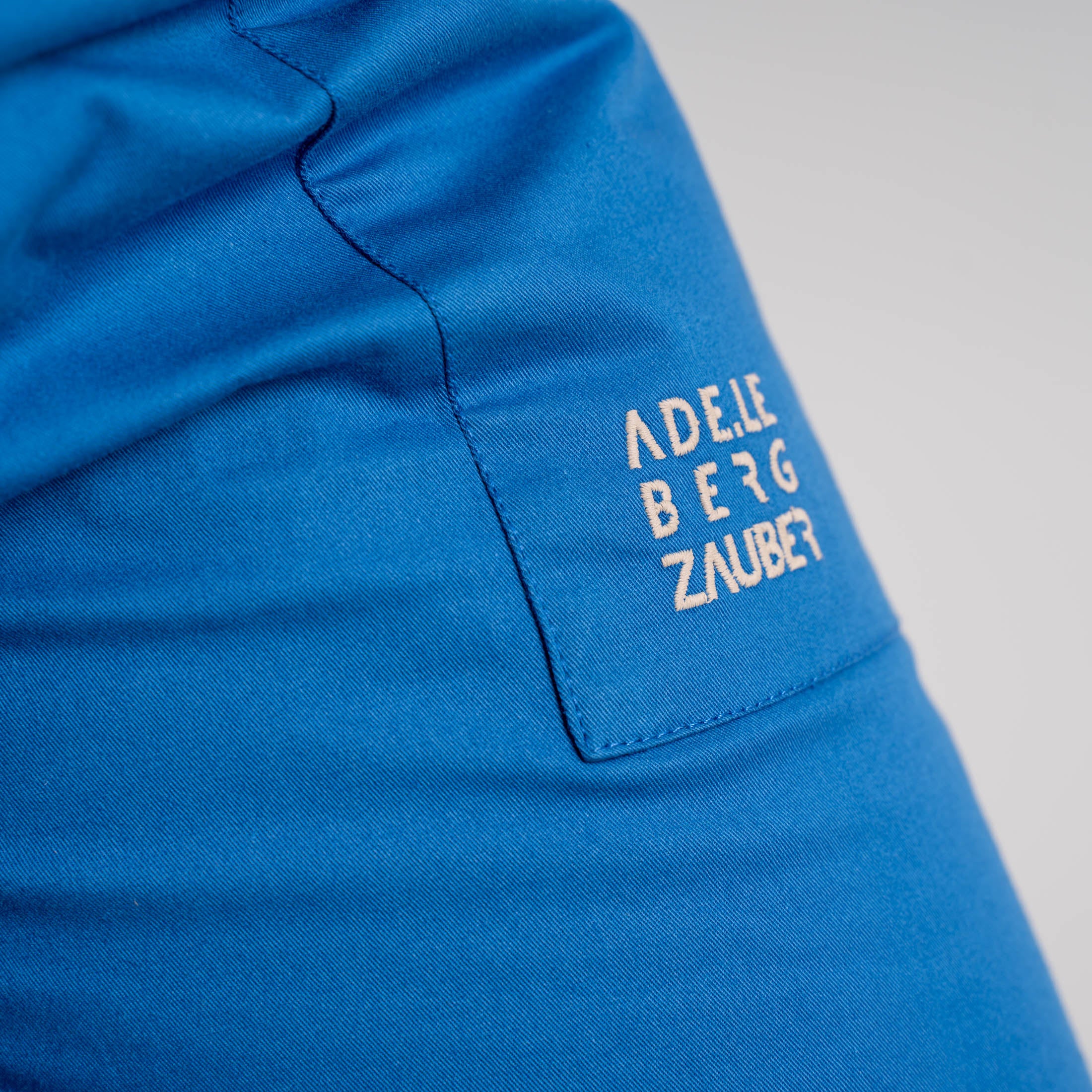 Julia Organic Climb & Relax Short Blau - Adele Bergzauber Stickerei auf Gesäßtasche