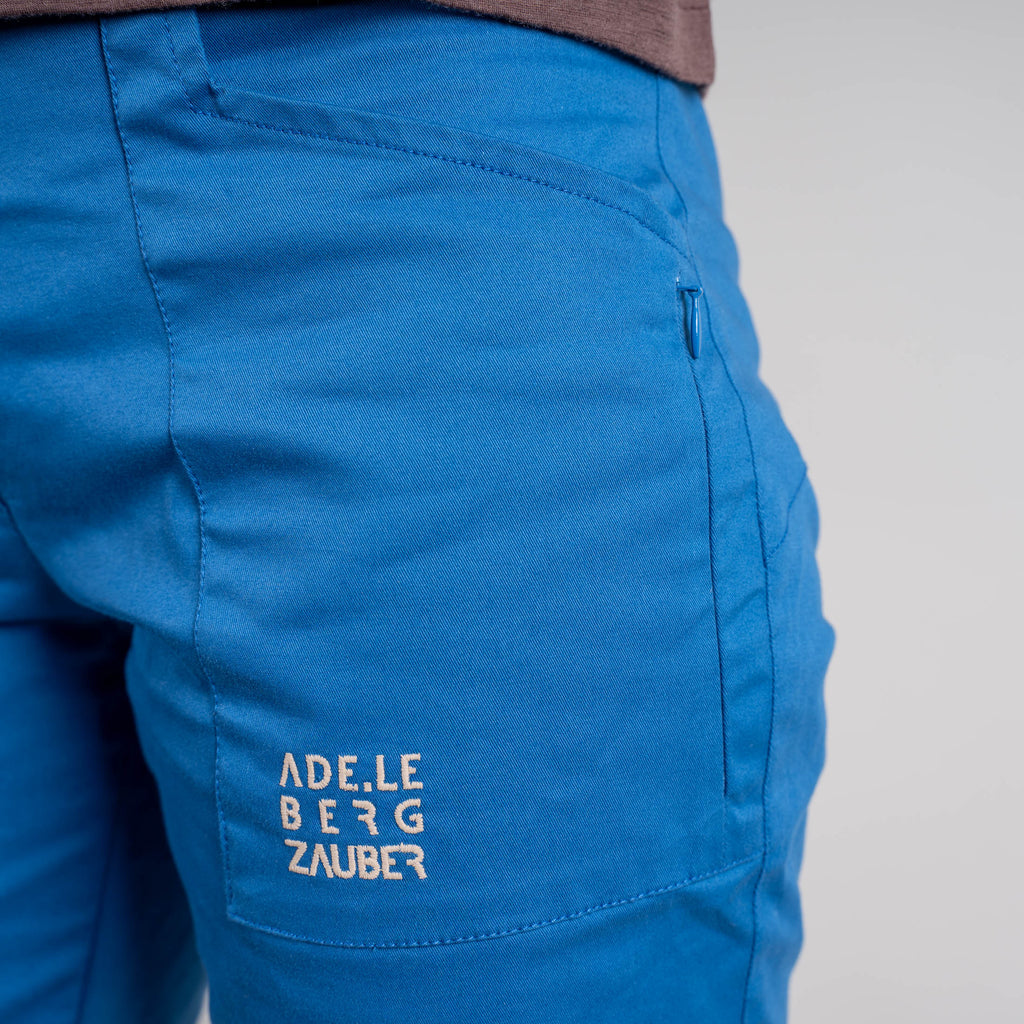 Julia Organic Climb & Relax Short Blau - Seitentasche mit Adele Bergzauber Logo