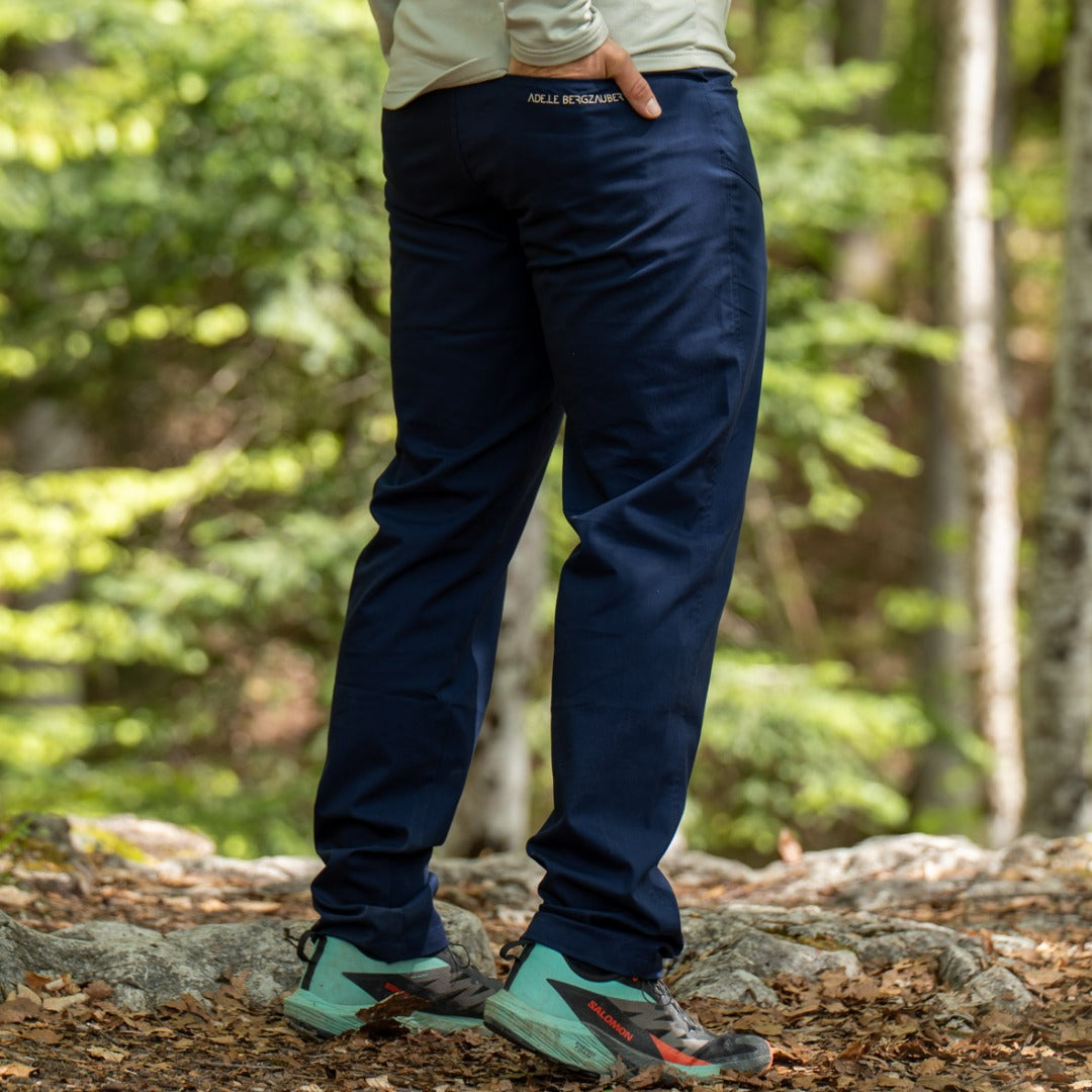 Magnus Wanderhose Herren Dunkelblau – Frontansicht mit Taschenlayout auf dem Trail