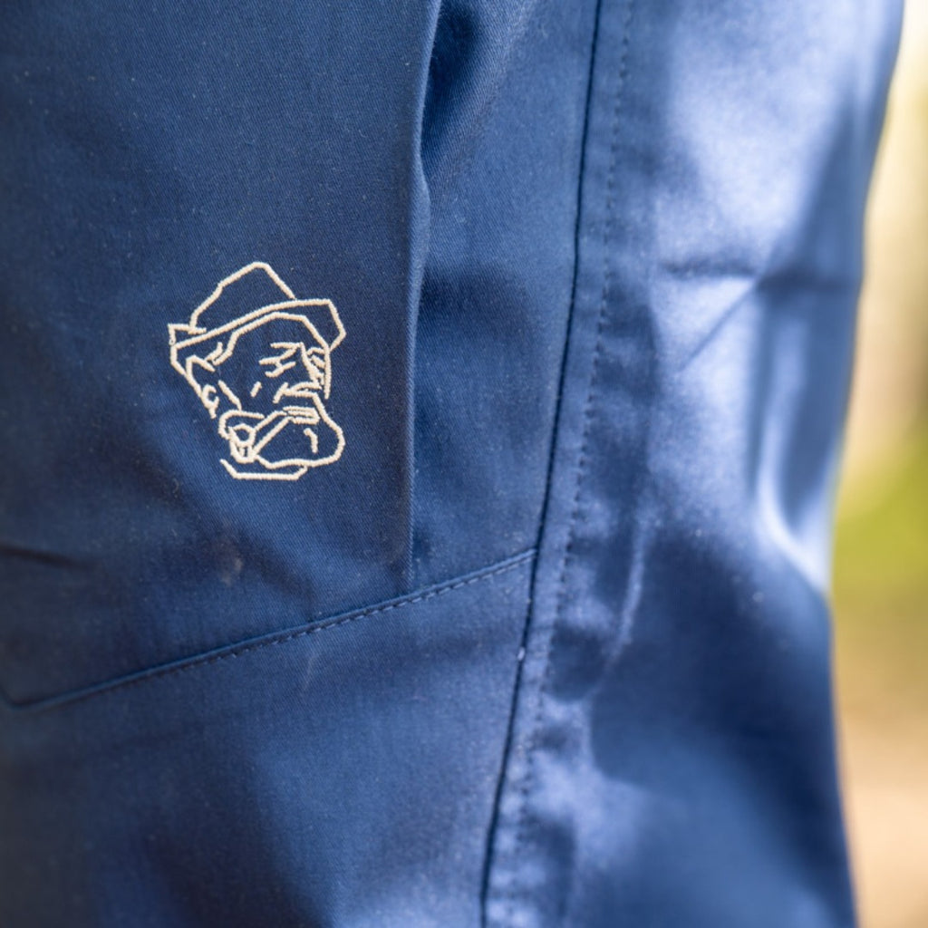 Detailansicht Logo-Stickerei Magnus Wanderhose Dunkelblau – Adele Bergzauber
