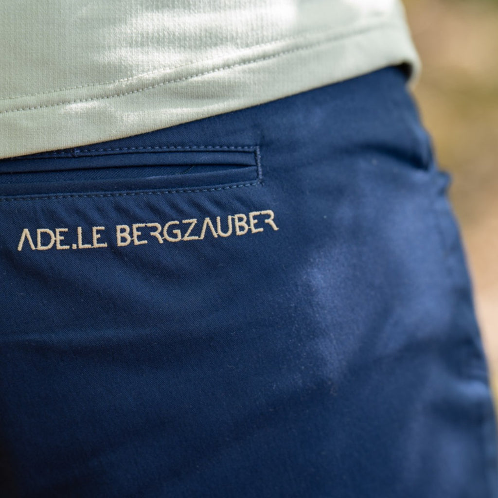 Detailansicht Hintertasche Magnus Wanderhose – Adele Bergzauber Schriftzug Stickerei