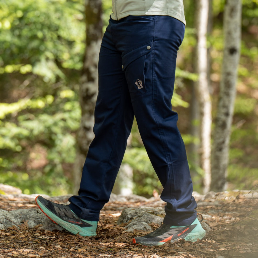 Magnus Wanderhose Herren Dunkelblau – Seitenansicht beim Wandern im Wald