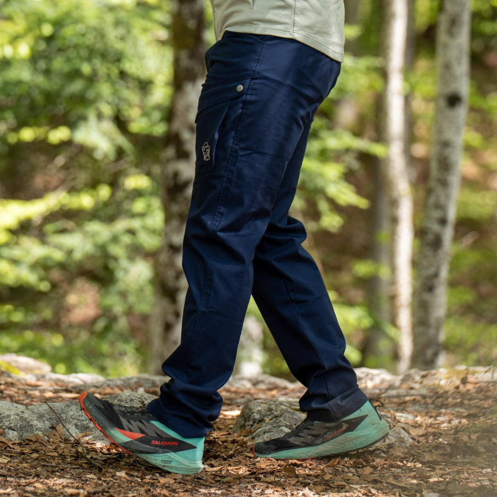 Magnus Wanderhose Herren Dunkelblau – Seitenansicht mit Oberschenkeltasche beim Wandern