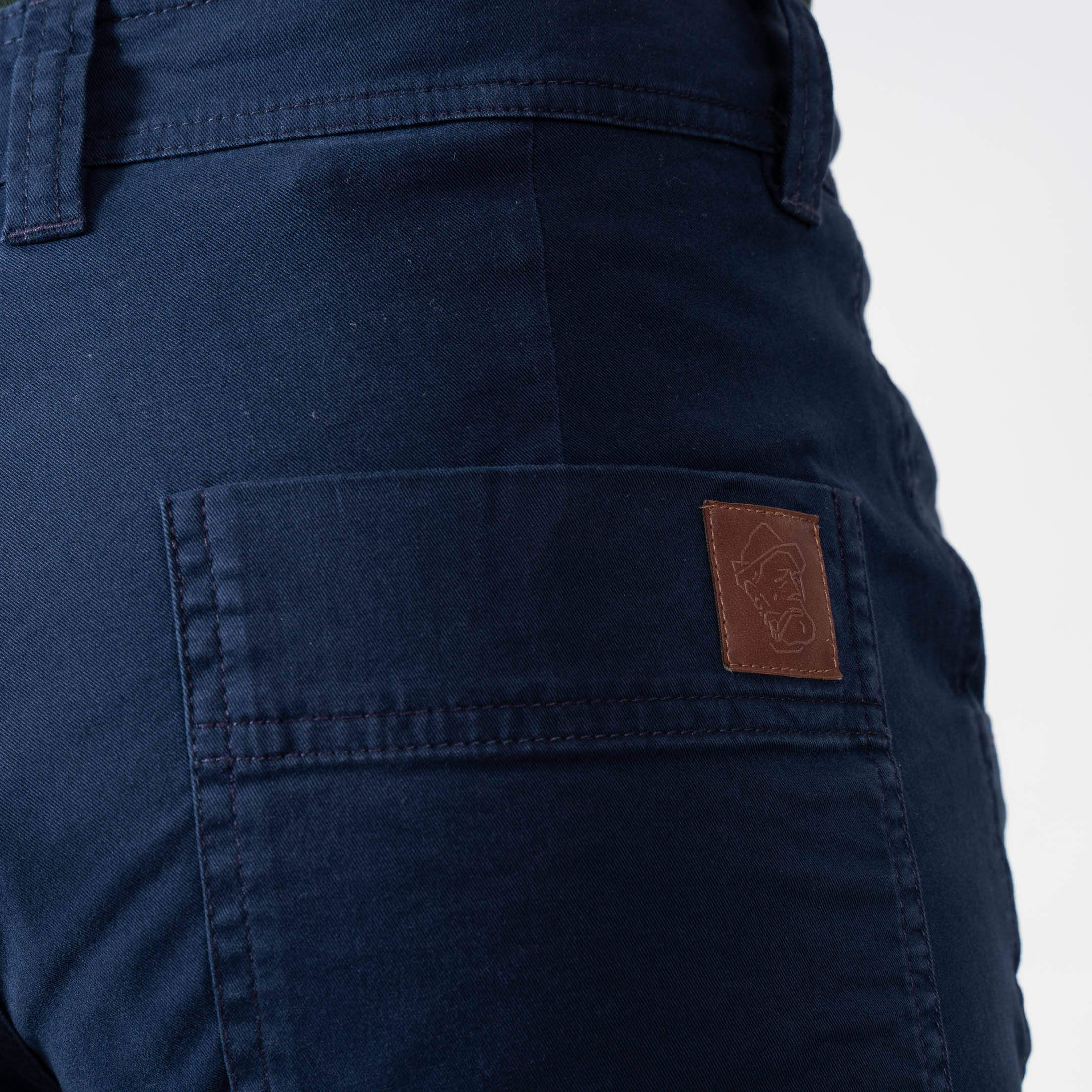 Mira Organic Climb & Relax Hose Dunkelblau - Detailansicht Leder-Label
