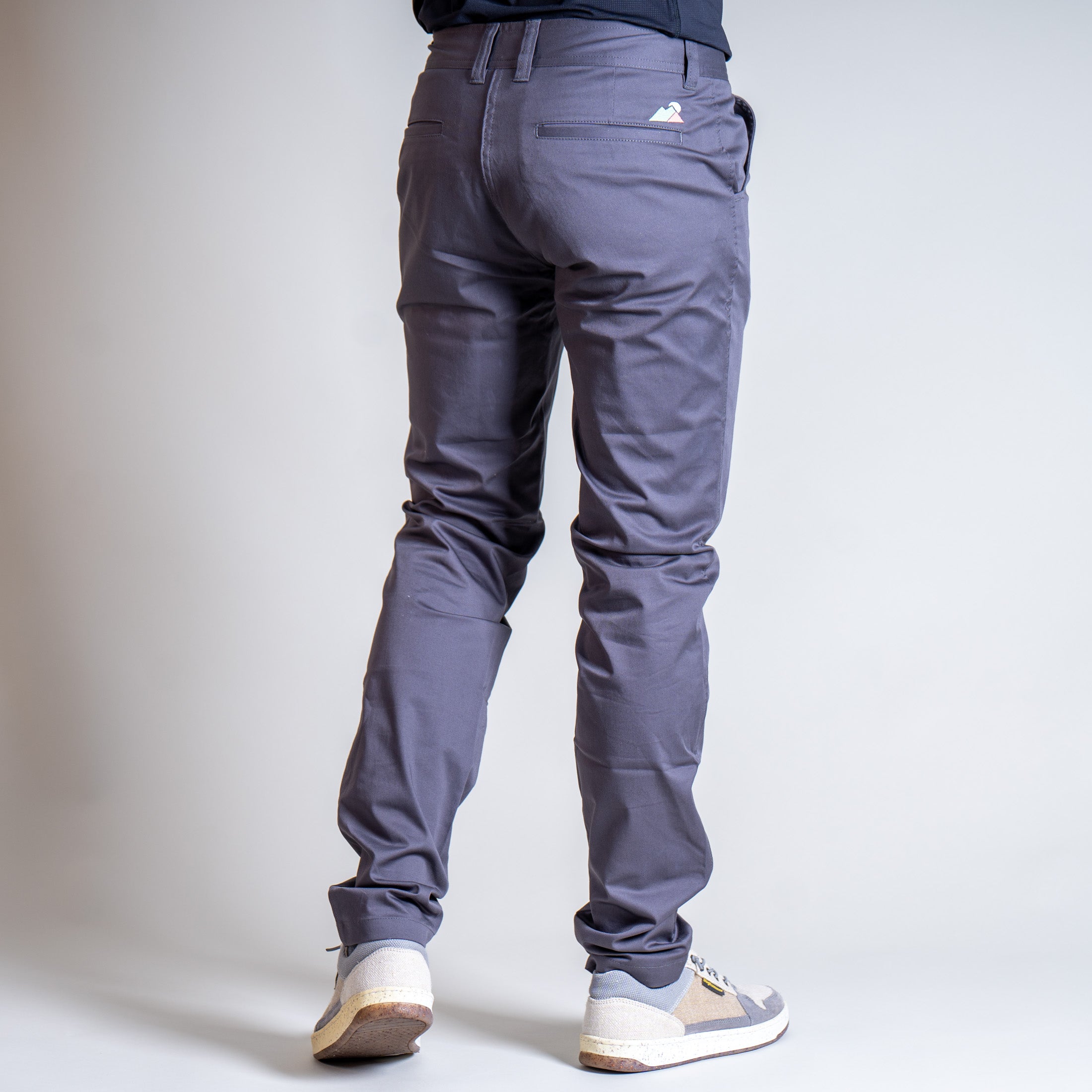 Verena Relax Chino Grau – Rückansicht Damenhose grau