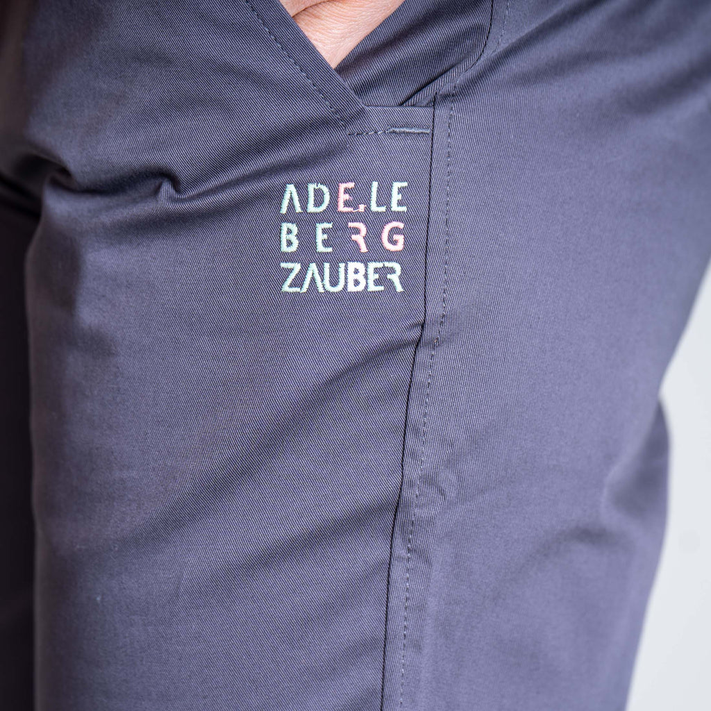 Verena Relax Chino Grau – Detailansicht Eingriffstasche